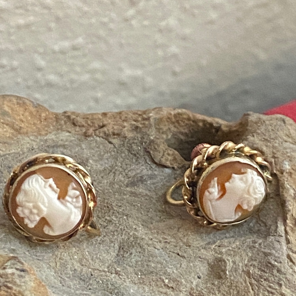 Vintage 40s Carved Shell Cameo Screw Back Earrings